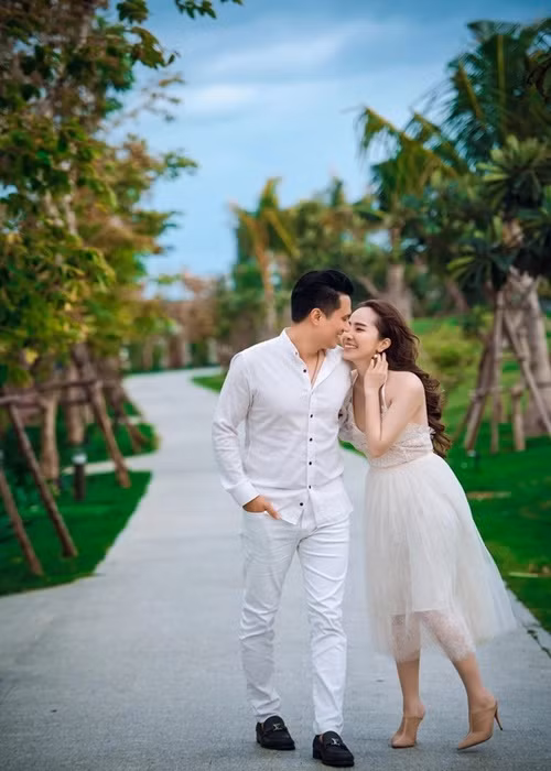 Việt Anh và Quỳnh Nga còn tình tứ khi chụp ảnh quảng cáo. Ảnh: Dân Việt.