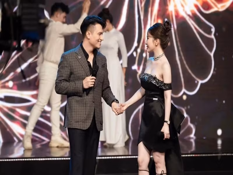 Việt Anh và Quỳnh Nga song ca, nắm tay trong một chương trình vào tháng 1/2023. Ảnh: Thể Thao Văn Hóa.