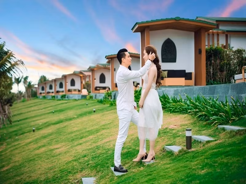 Trong bộ ảnh quảng cáo, Việt Anh vuốt tóc, nhìn Quỳnh Nga đắm đuối. Ảnh: Dân Việt.