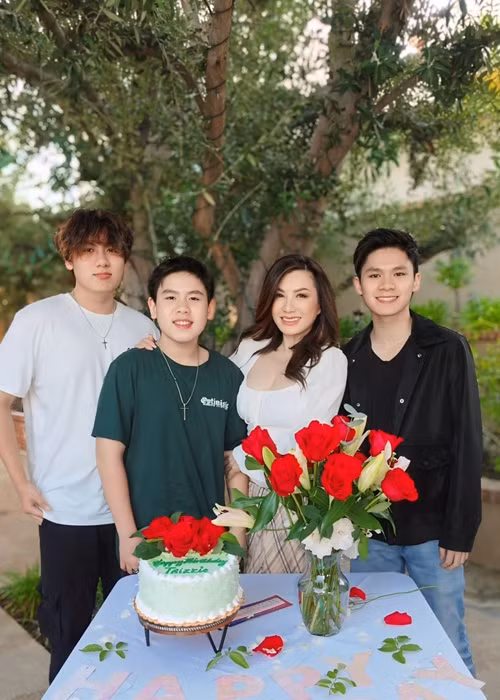 Trizzie Phương Trinh hiện tại có cuộc sống bình yên bên 3 con trai.