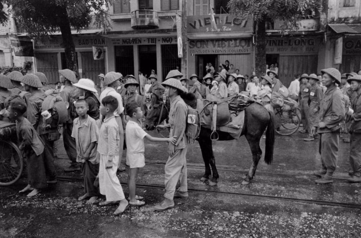 Trẻ em ngắm nhìn các chú bộ đội.