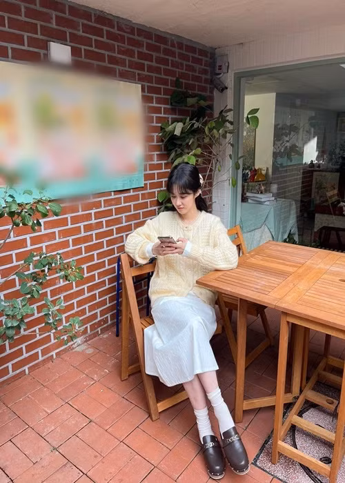 Nữ diễn viên sở hữu vóc dáng mảnh mai, ăn mặc trẻ trung đời thường khiến nhiều người cứ ngỡ cô chỉ mới ở độ tuổi đôi mươi. Ảnh: Instagram Jang Nara.
