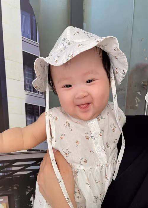 Sam chia sẻ nhiều khoảnh khắc tươi cười của con gái. Ảnh: FB Ijin Ijun.