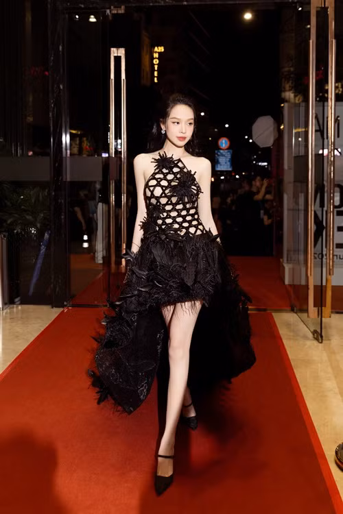 “Xét về hình thể, Thanh Thủy rất đẹp, có thể nói là không kém cạnh bạn bè quốc tế. Thanh Thủy có chiều cao tốt, đôi chân dài thẳng đẹp và các chỉ số hình thể ổn. Đặc biệt, gương mặt Thanh Thủy sắc sảo nhưng vẫn mang vẻ đẹp của người phụ nữ Việt, đậm đà nét đẹp Á Đông”, Tiền Phong dẫn lời bà Dung.