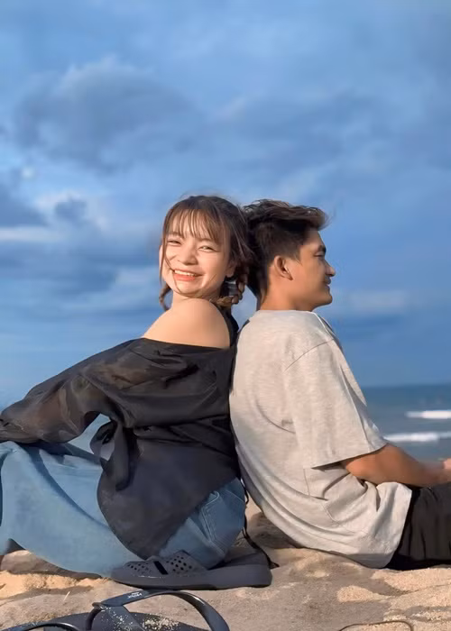 Mạc Văn Khoa dành không ít lời có cánh cho Thảo Vy. Dịp kỷ niệm 9 năm bên nhau, anh nhắn nhủ bạn đời: "2 năm ngày cưới - 9 năm yêu nhau. Chúng ta sẽ luôn dành cả thanh xuân cho nhau em nhé". Ảnh: FB Thảo Vy.