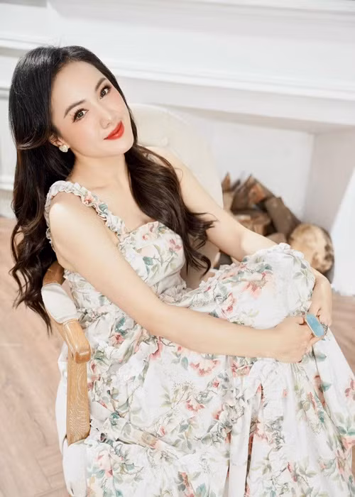 Nữ biên tập viên gắn liền với hình ảnh nữ tính, trẻ trung.
