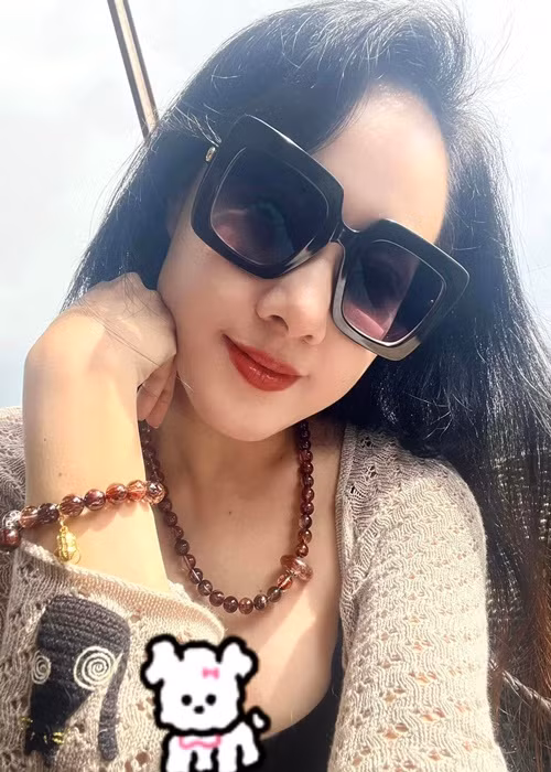 Nhan sắc đời thường của Hoài Anh vẫn cuốn hút dù cô không váy áo cầu kỳ, trang điểm kỹ lưỡng.