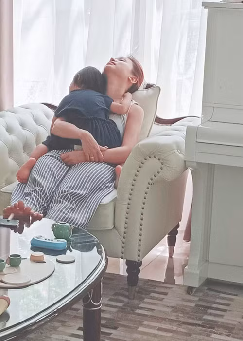 Vân Hugo chia sẻ hình ảnh ngủ bên con gái vào ngày cuối tuần.