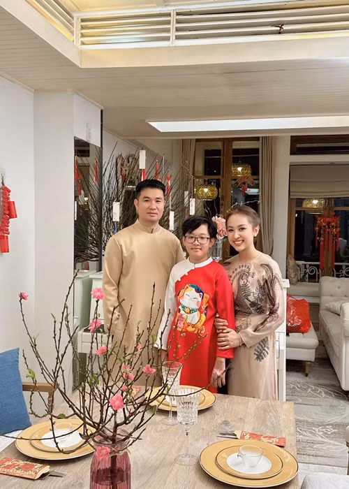 Mỗi dịp lễ Tết, vợ chồng Vân Hugo trang hoàng nhà cửa lộng lẫy.