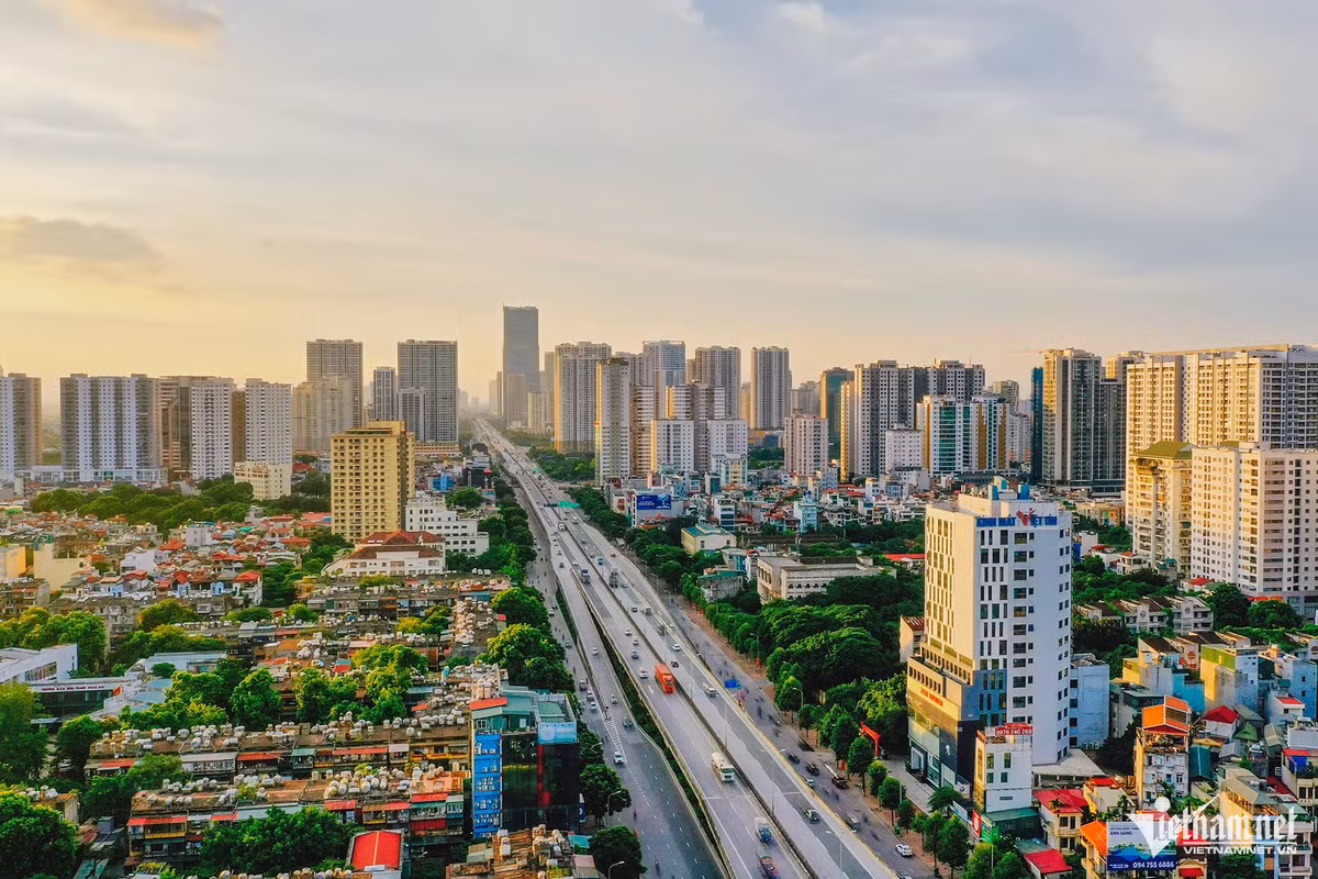 Đường vành đai 3 trên cao với điểm đầu là Mai Dịch và điểm cuối là phía bắc Hồ Linh Đàm khởi công tháng 6/2010. Tuyến đường dài 8,9km, gồm 385m đường dẫn và 8,5km cầu cạn chính tuyến; tốc độ thiết kế 100km/k; tuyến có 4 làn cao tốc, 2 làn dừng khẩn cấp. Tổng mức đầu tư hơn 5.500 tỷ đồng.Tuyến đường này tiếp tục được triển khai xây dựng đoạn từ Mai Dịch đến Nam Thăng Long với tổng mức đầu tư 5.343 tỷ đồng, sau hơn 2 năm thi công đã thông xe vào tháng 10/2020.