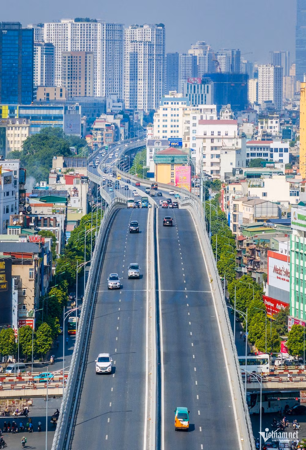 Tuyến đường Vành đai 2 đoạn từ cầu Vĩnh Tuy đến Ngã Tư Sở khởi công xây dựng vào tháng 4/2018, với tổng kinh phí khoảng 9.400 tỷ đồng. Đây cũng là dự án đường trên cao đầu tiên ở Hà Nội sử dụng công nghệ thi công cầu bê-tông cốt thép trên đà giáo di động, đổ dầm trực tiếp và không phải vận chuyển dầm bê-tông bằng xe hạng nặng tới công trình. Các hạng mục gồm: cầu chính (bề mặt 19m), cầu dẫn (bề mặt 7m) và các nhánh dẫn kết nối với đường bên dưới tại 3 vị trí là cầu Vĩnh Tuy, Ngã Tư Vọng và Ngã Tư Sở. Dự án có vai trò kết nối quan trọng của Hà Nội với các địa phương lân cận. Chỉ tính trong nội thành, hai bên đường có mật độ dân cư đông đúc, những năm gần đây phải gánh thêm hàng chục chung cư cao tầng. Trước đó, tình trạng ùn tắc giao thông xảy ra triền miên. Sau khi dự án được thông xe toàn tuyến, cảnh khốn khổ của người tham gia giao thông đã được cải thiện. Đây là tiền đề để thành phố tiếp tục đầu tư xây dựng và hoàn thiện Vành đai 2,5, Vành đai 3,5 và đặc biệt là tuyến Vành đai 4 đang được triển khai đồng bộ.