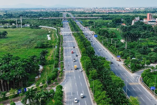 Đường Võ Nguyên Giáp kết nối Cảng hàng không quốc tế Nội Bài với trung tâm Thủ đô Hà Nội dài 12km, rộng từ 70 - 100m, đi qua 2 huyện Đông Anh và Sóc Sơn. Dự án có tổng mức đầu tư 6.742 tỷ đồng, khánh thành đầu năm 2015.
