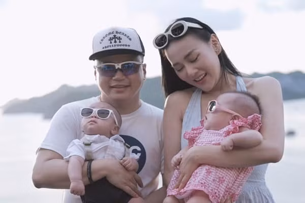 Phương Oanh với những khoảnh khắc hạnh phúc bên các con. Kể từ khi làm mẹ, nữ diễn viên "Hương vị tình thân" được nhận xét ngày càng đằm thắm và quyến rũ.