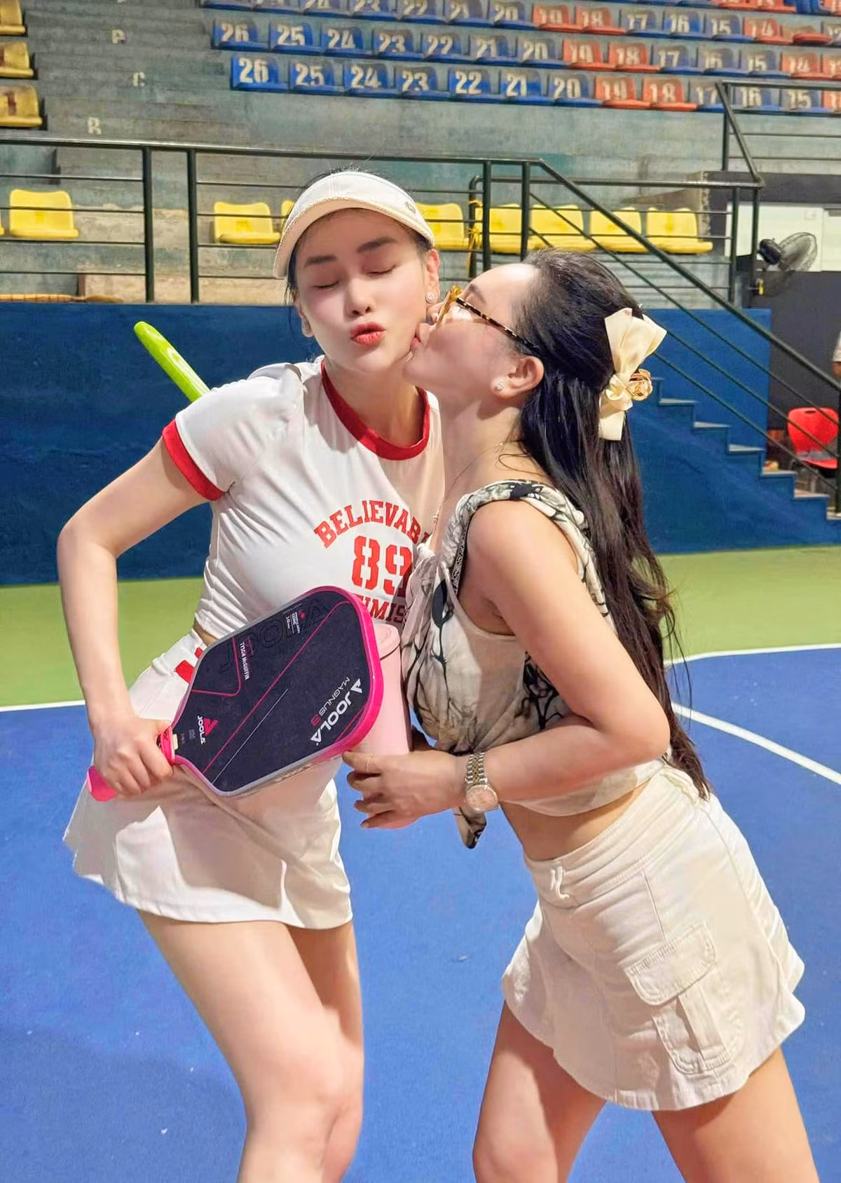Phương Oanh tích cực tập luyện, từ Pickleball đến Yoga nên hiện tại đã về mức cân nặng 54-55kg và lấy lại vóc dáng như trước khi mang bầu. Tuy nhiên, vì con còn quá nhỏ nên cô chưa có kế hoạch trở lại đóng phim.
