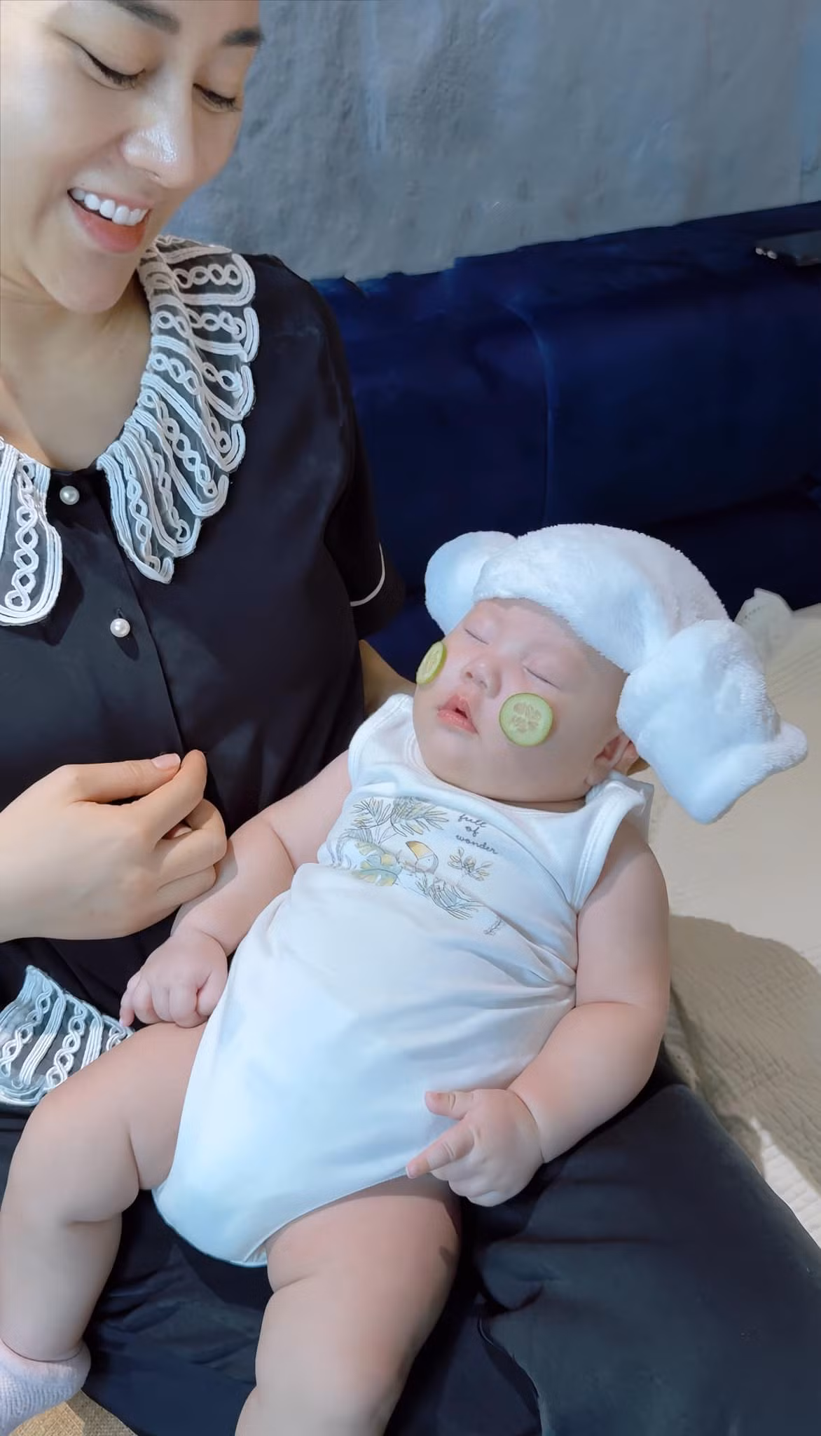 Khoảnh khắc đáng yêu và hài hước khi em bé thưởng thức spa tại nhà của mẹ.