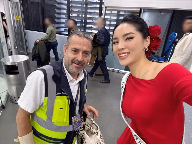Kỳ Duyên cũng vui vẻ chụp ảnh cùng nhân viên của cuộc thi đã hỗ trợ hành lý giúp cô. Ảnh: Fanpage Miss Universe.