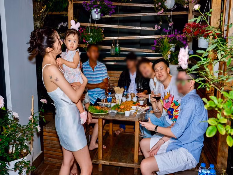 Bảo Anh mở tiệc mừng ở sân vườn khi con gái tròn 1 tuổi. Ảnh: FB Bảo Anh.