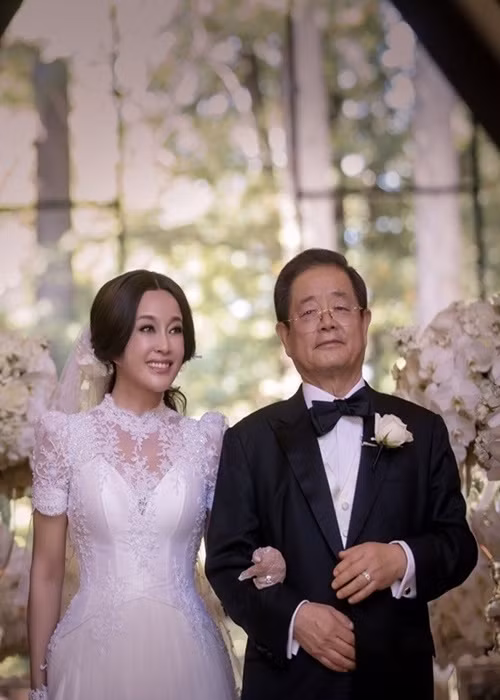 Theo Dân Việt, lần cuối cùng Lưu Hiểu Khánh nhắc đến người chồng thứ 4 là vào năm 2017, khi bà chia sẻ rằng, tình yêu của chồng dành cho mình là mãi mãi. Ảnh: Sức Khỏe Đời Sống.