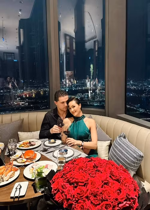 Chồng Phương Mai hết mực chiều chuộng vợ. Kỷ niệm 1 năm cưới, Phương Mai được chồng tặng đồng hồ trị giá 130 triệu đồng. Kỷ niệm 4 năm ngày cưới, doanh nhân Marcin tặng Phương Mai nhẫn kim cương 1 tỷ. Tháng 1/2022, Phương Mai được chồng tặng xe hơi hơn 2,5 tỷ đồng.