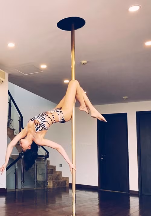 Phương Mai mặc quyến rũ khi múa cột tại nhà.