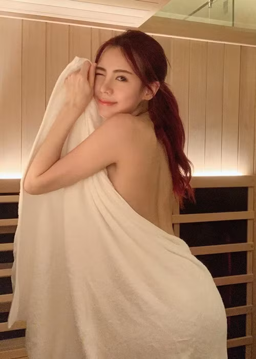 Ngoài pilates, cô nàng chăm tập gym, yoga để giữ dáng thon gọn.