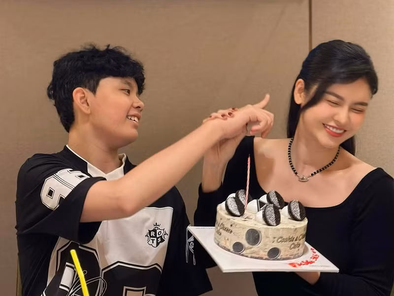 Nhiều người nhận xét, con trai càng lớn, nữ ca sĩ càng "lão hóa ngược".