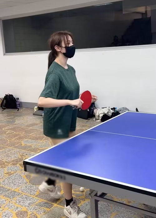 Hot girl Thư Thư diện áo phông kết hợp quần short ngắn trên sân bóng bàn.