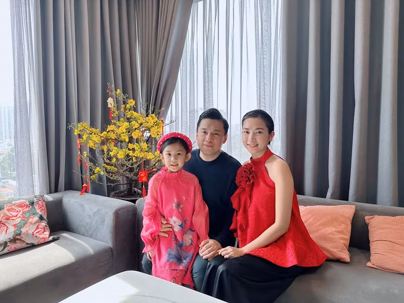 Vợ chồng Lam Trường đang có kế hoạch sinh thêm con. “Phoebe rất mê có em. Dù vậy, lịch trình của tôi dày quá, lúc gần nhau lại qua thời điểm. Đợt này, hai vợ chồng dặn nhau ráng, con cái là lộc trời cho nhưng mình phải chủ động chút”, anh nói. Ảnh: FB Yến Phương.