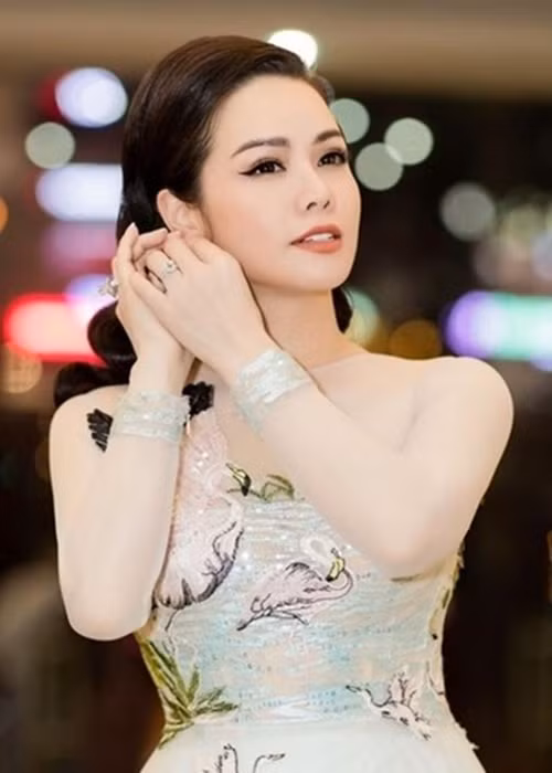 Năm 2018, ca sĩ Nhật Kim Anh gây chú ý khi đeo 2 chiếc nhẫn kim cương. Ảnh: Sức Khỏe Và Đời Sống.