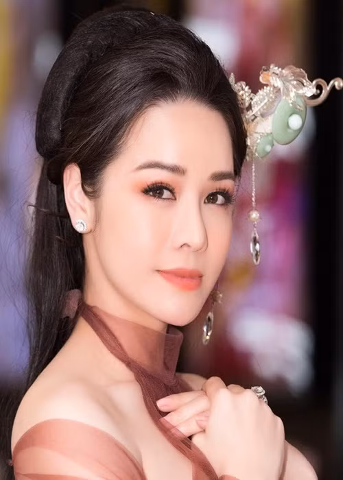 Nhật Kim Anh dần vượt qua cú sốc mối tình đầu tan vỡ. Sau này, cô yêu một diễn viên. Vì bạn trai sống ở Mỹ, cô phải tranh thủ nhiều dịp lưu diễn để được gặp anh. Mối tình kéo dài hơn 3 năm rồi kết thúc khi thông qua mạng xã hội, Nhật Kim Anh phát hiện anh có hạnh phúc mới. Ảnh: FB Nhật Kim Anh.