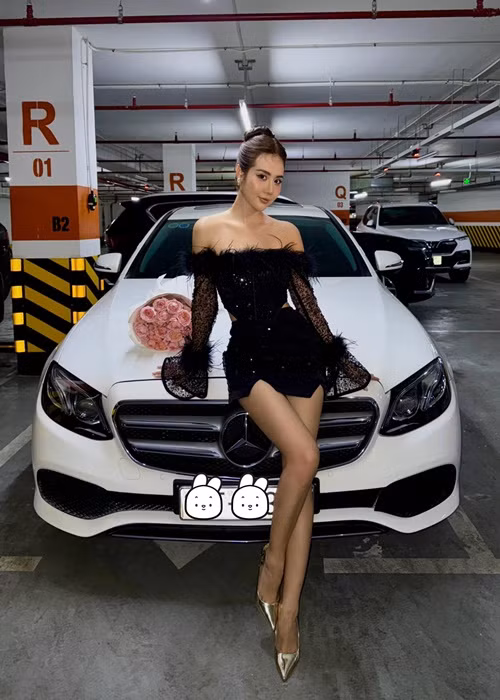 Trước đó, nữ diễn viên phim Thương ngày nắng về thường xuyên sử dụng chiếc xe hơi trắng.