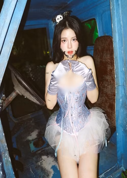 Cô nàng mặc váy ngắn o ép vòng một.
