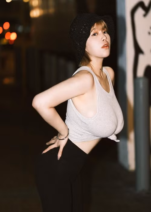 Cô nàng có vòng một "khủng", eo con kiến cùng vòng ba nảy nở.