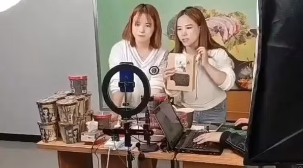 Chị em song sinh từ mặt nhau vì tiền - Hình 2 Chi em song sinh tu mat nhau vi tien-Hinh-2