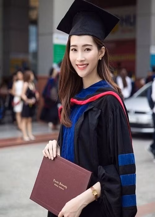 Thu Thảo không "tấn công" vào giới showbiz. Năm 2013, cô từ chối đại diện Việt Nam thi Miss World. Vào thời điểm đó, trả lời Vietnamnet, Thu Thảo cho biết, cô đang trau dồi thêm khả năng ngoại ngữ, nếu tham gia cuộc thi Miss World 2013 sẽ phải chuẩn bị khá nhiều thứ và chắc chắn ảnh hưởng đến việc học trong một thời gian dài nên người đẹp từ chối. Ảnh: FB Thu Thảo.