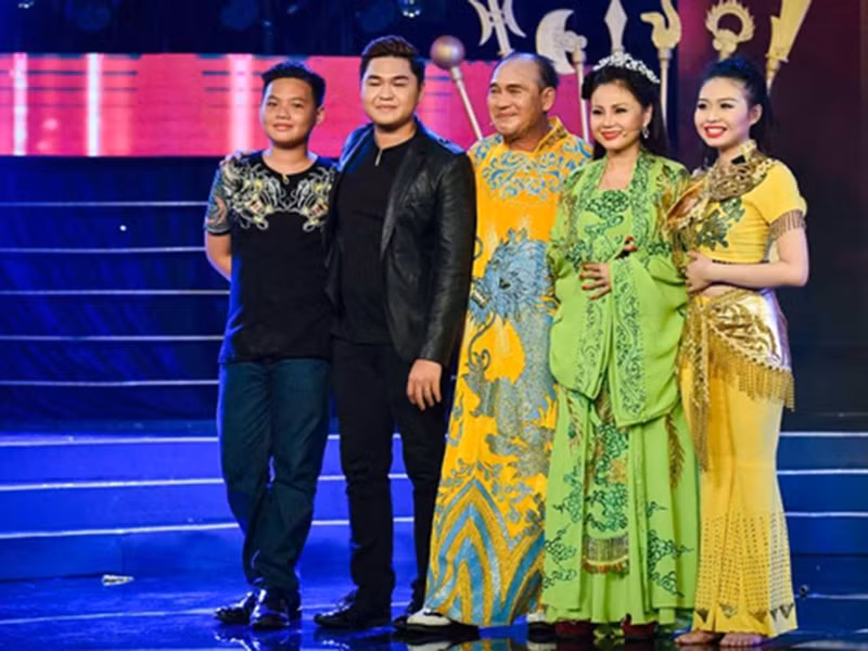 Theo Pháp Luật Xã Hội, năm 1992, Lê Giang kết hôn với diễn viên hài Duy Phương. Cặp đôi lập thành nhóm hài diễn khắp các sân khấu tại TP.HCM và nhận được sự yêu thích của nhiều khán giả. Tuy nhiên, năm 1999, Lê Giang và Duy Phương ly hôn. Ảnh: Vietnamnet.