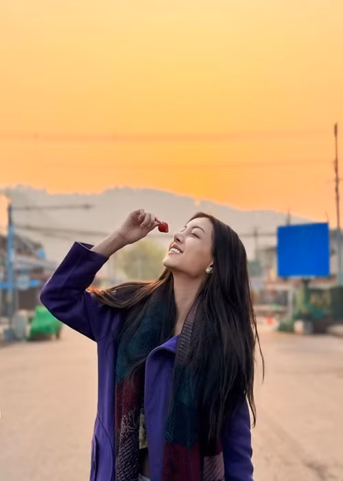 Theo ông Natwat, ở Miss Grand International 2024, đại diện Myanmar tỏ ra quá căng thẳng. Đặc biệt, trong đêm thi trang phục dân tộc, cô bật khóc vì không được ban tổ chức cho phép mang chiếc xe gần 200 kg lên sân khấu trình diễn.