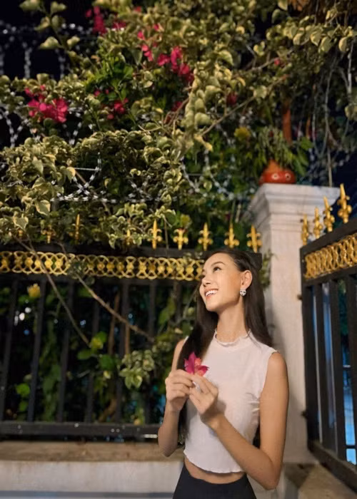 Miss Grand Myanmar 2024 trang điểm nhẹ nhàng, mặc đơn giản ngoài đời.