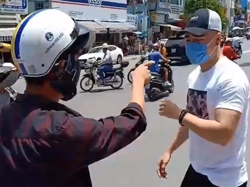Tháng 6/2019, sự việc Lê Dương Bảo Lâm bị đánh khi cùng người thân đi phát cơm từ thiện trước cổng một bệnh viện gây xôn xao. Trước tin đồn dàn dựng clip, nam diễn viên phủ nhận. Anh giải thích lý do không đánh lại hay báo công an là vì giữ gìn hình ảnh nghệ sĩ. Bản thân anh cũng không muốn mọi chuyện đi quá xa. Ảnh: Vietnamnet.