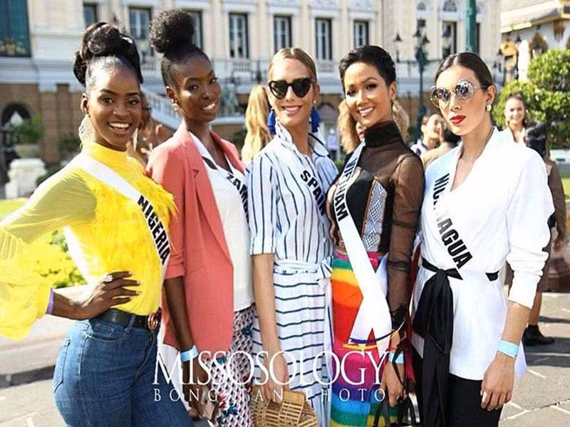 Ông Bảo Hoàng từng chia sẻ trên Znews, thời điểm H'hen Niê đi thi Miss Universe 2018, công ty bỏ tiền thuê chuyên gia đào tạo catwalk, dạy tiếng Anh, hướng dẫn trang điểm cho nàng hậu. H'hen Niê còn học kỹ năng trả lời phỏng vấn với thầy nước ngoài. Ảnh: Missosology.