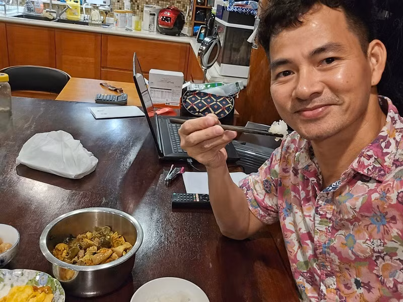 Xuân Bắc ăn trứng rán, cà bung trong một bữa chiều.