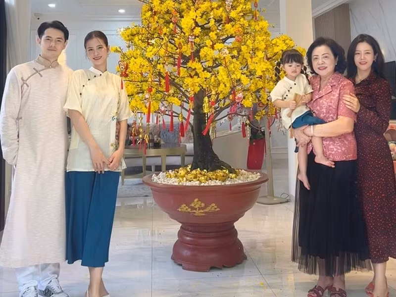 Đông Nhi có mối quan hệ tốt đẹp với mẹ chồng và em chồng. Ảnh: Yan.
