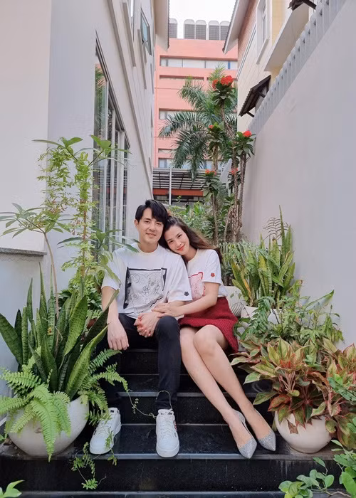 Gắn bó với Ông Cao Thắng, Đông Nhi cùng nửa kia quản lý một công ty giải trí đỡ đầu cho nhiều ca sĩ trẻ. Ảnh: FB Đông Nhi.