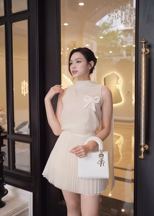 Từ năm 2023 đến nay, Đỗ Thị Hà làm CEO, Co-founder kiêm đại sứ thương hiệu cho thẩm mỹ viện quốc tế. Ảnh: FB Đỗ Thị Hà.