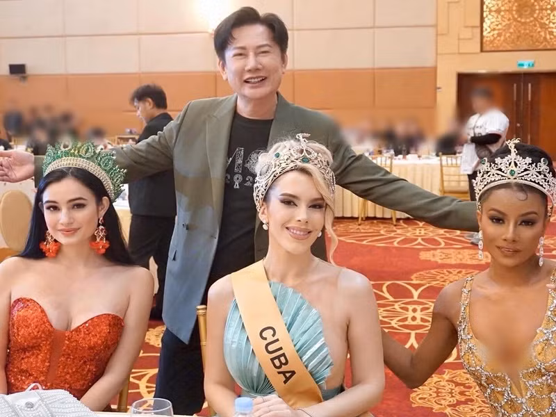 Macarena Chamberlain khoe vẻ gợi cảm bên các thí sinh Miss Grand International 2024 và ông Nawat trước khi bỏ thi. Ảnh: Instagram Miss Grand Costa Rica.