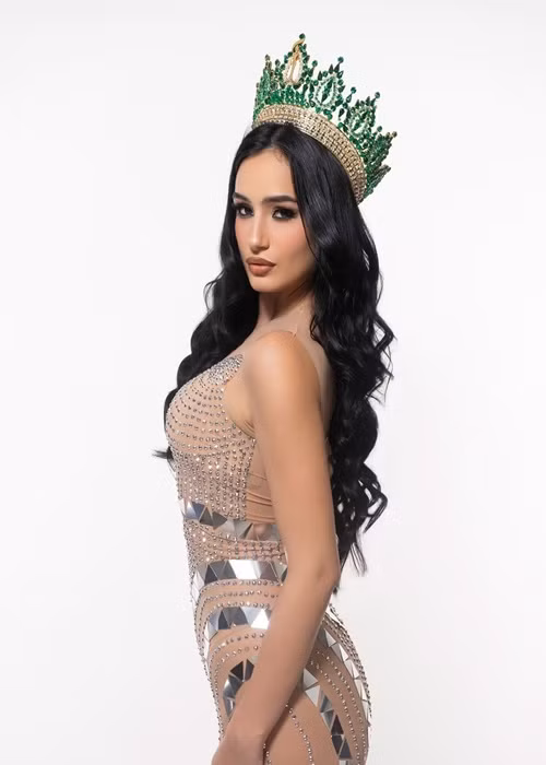 Macarena Chamberlain khoe thân hình quyến rũ với trang phục bó sát màu da. Ảnh: Angelopedia.
