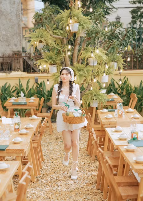 Chân dài gốc Trà Vinh tập trung kinh doanh trong 8 tháng qua. Ảnh: FB Ngọc Trinh.