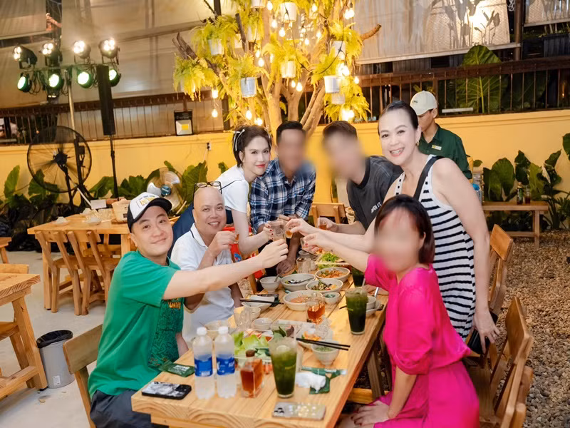Ngọc Trinh vẫn thường xuyên gặp gỡ các đồng nghiệp. Ảnh: FB Ngọc Trinh.