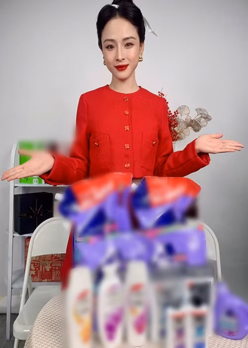 Phương Nga chia sẻ trên Người Lao Động, cô yêu thích công việc bán hàng online vì cho cô cơ hội phát triển các kỹ năng, kiến thức mới, chủ động thời gian để chăm sóc bản thân, gia đình tốt hơn.