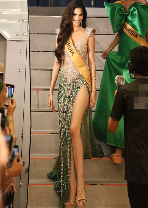 Rachel khoe chân nuột nà với váy xẻ tà cao trong một hoạt động của cuộc thi. Ảnh: Instagram Rachel Gupta.